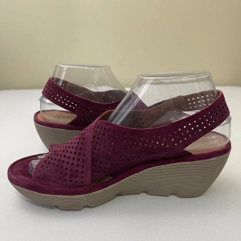 Clarks Clarene Award Womens 7 W Perforated Wedge Slingback Sandals Comfort Plum‎